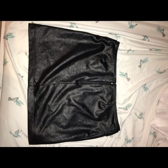 90’s FAUX LEATHER COMFY BLACK BODYCON MINI SKIRT WITH TIE UP BELT - Picture 5 of 6